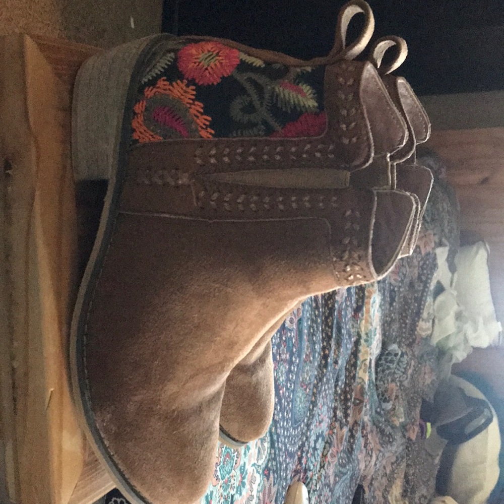 Shoes - Picture 4 of 4
